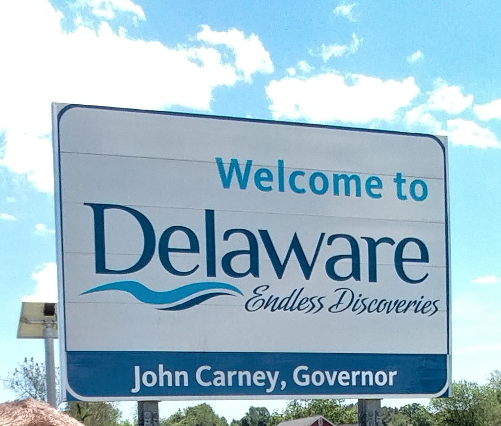 A roadsign which reads: "Welcome to Delaware, Endless Discoveries".